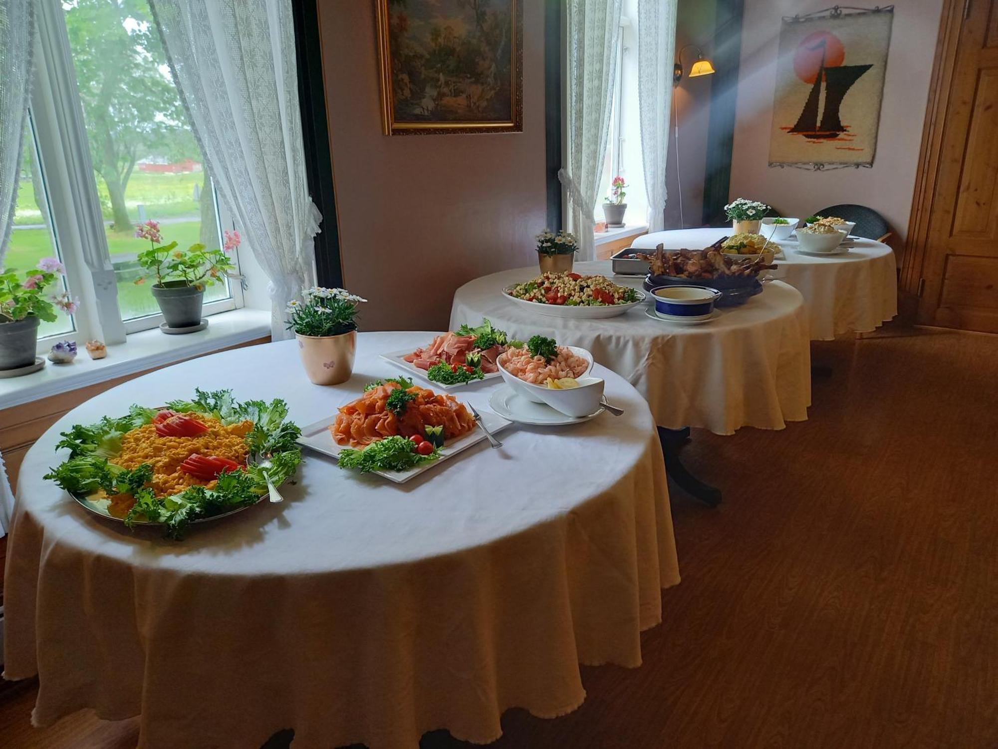 Tjotta Gjestegaard Guest house *